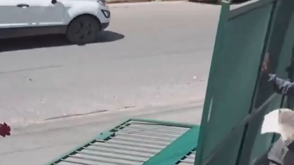 La furia de una conductora de Moreno: No quiso pagar el estacionamiento y tiró abajo el portón