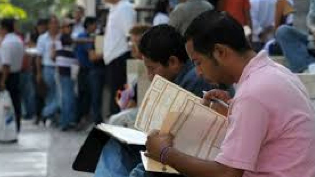 Largas filas de jóvenes buscan trabajo en Córdoba 