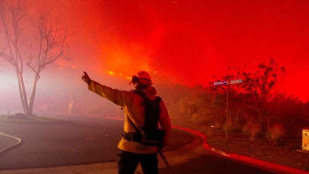 Feroz incendio en California deja más de 6 mil evacuados, entre ellos, artistas y famosos
