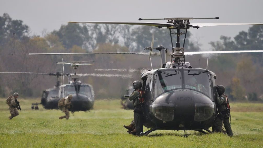 Argentina: decretan suspensión de 16 militares por escándalo de corrupción