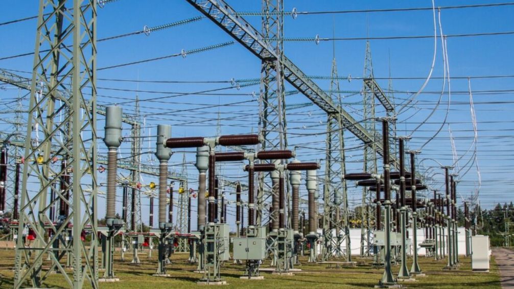 Polémica: el cargo extra de las tarifas de luz que se cobrará a todo el país para hacer una obra en el AMBA
