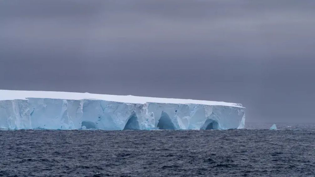 El iceberg 'más grande' del planeta se desprendió de la Antártida y navega hacia el Oceáno Atlántico