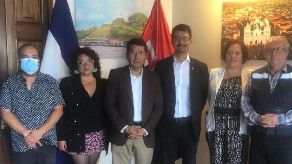 Carlos Midence recibió en la Embajada de Nicaragua a un concejal y un vocero del socialismo chileno