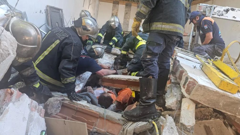 Bomberos Voluntarios de Lomas rescataron a un hombre en el derrumbe de una fábrica