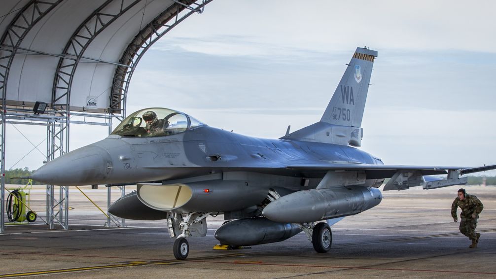 La Fuerza Aérea Argentina recibió el primer componente de los aviones de combate adquiridos a Dinamarca