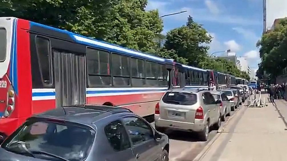 Colectivos: En medio del conflicto con choferes, empresarios de transporte realizan caravana reclamando subsidios