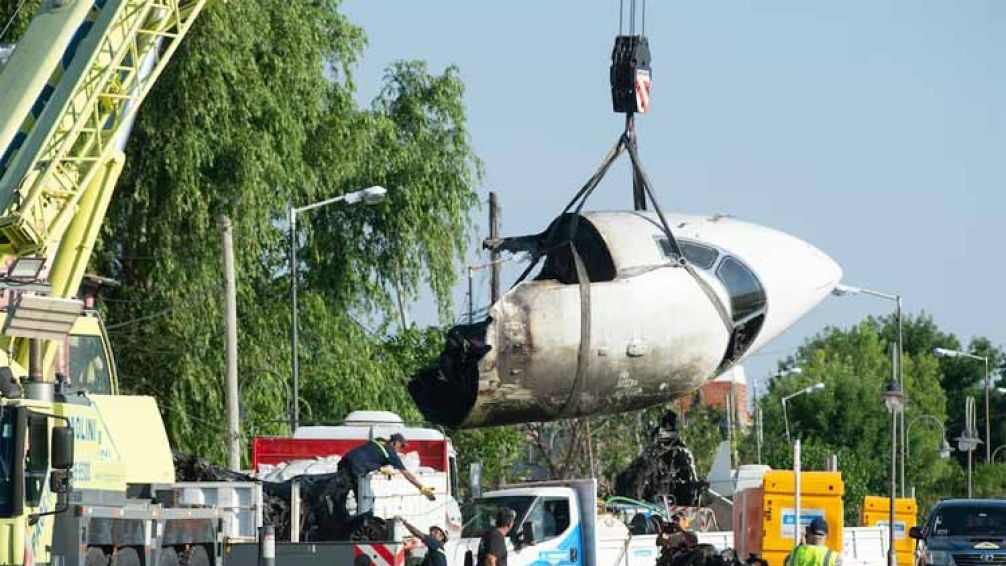 Retiran los restos del avión que se estrelló en San Fernando: la casa impactada será demolida