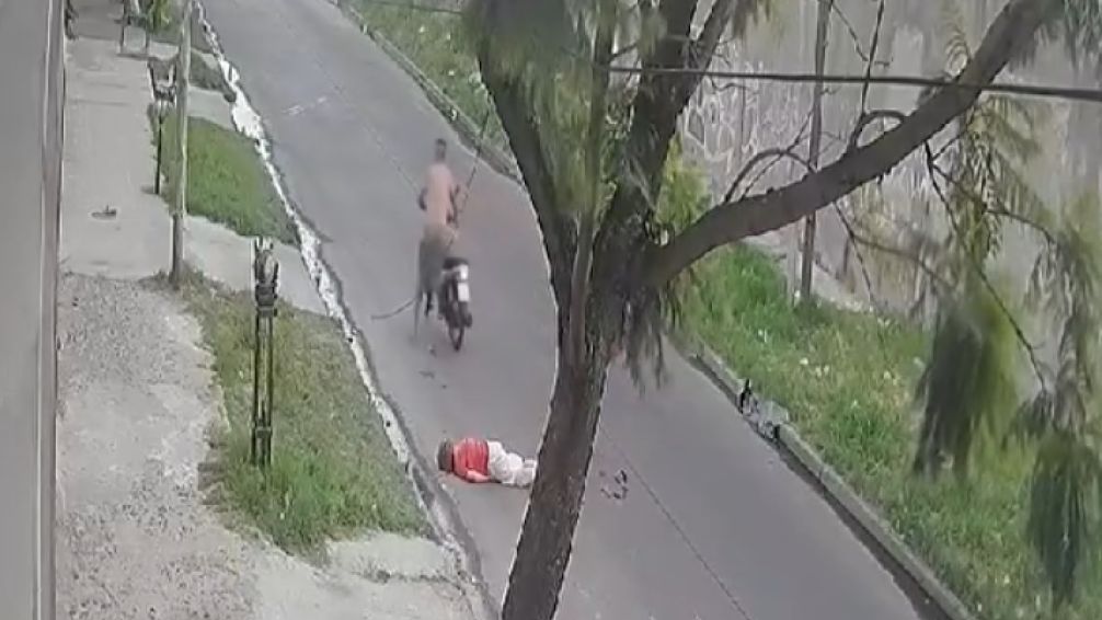 Villa Centenario: Una mujer murió tras ser atropellada por un motociclista que escapó sin asistirla