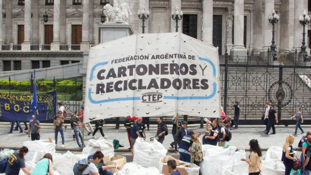 Encuestadora cercana a Milei reporta crecimiento del 6,4% en el poder de compra del trabajo informal durante su primer año de gestión