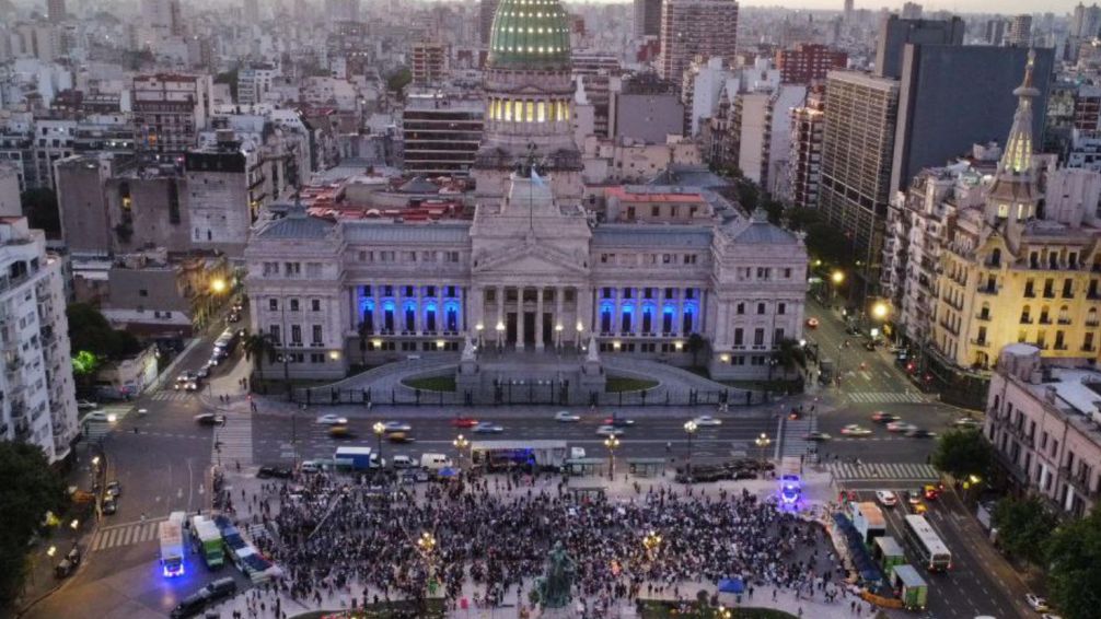 Así fue la multitudinaria Cena Solidaria frente al Congreso para personas en situación de calle