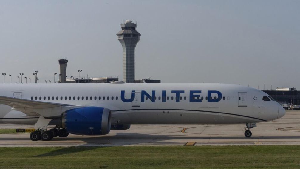 Encuentran cadáver en hueco de la rueda de un avión de United Airlines