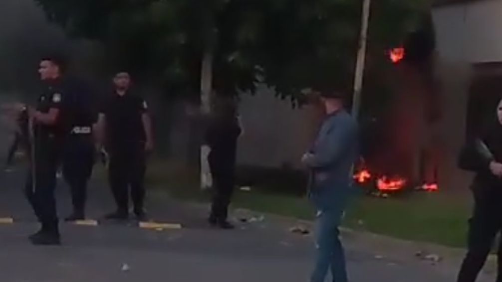Un vecino de La Plata tuvo un accidente y murió: tensión entre vecinos y la policía