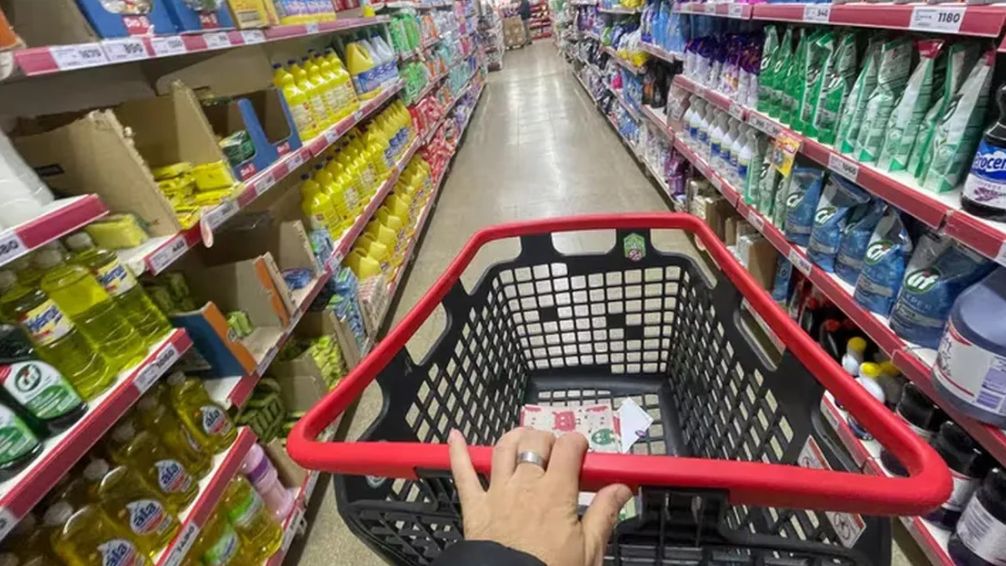 La crisis en números: Según el INDEC, las ventas de supermercados cayeron un 17,8% en octubre