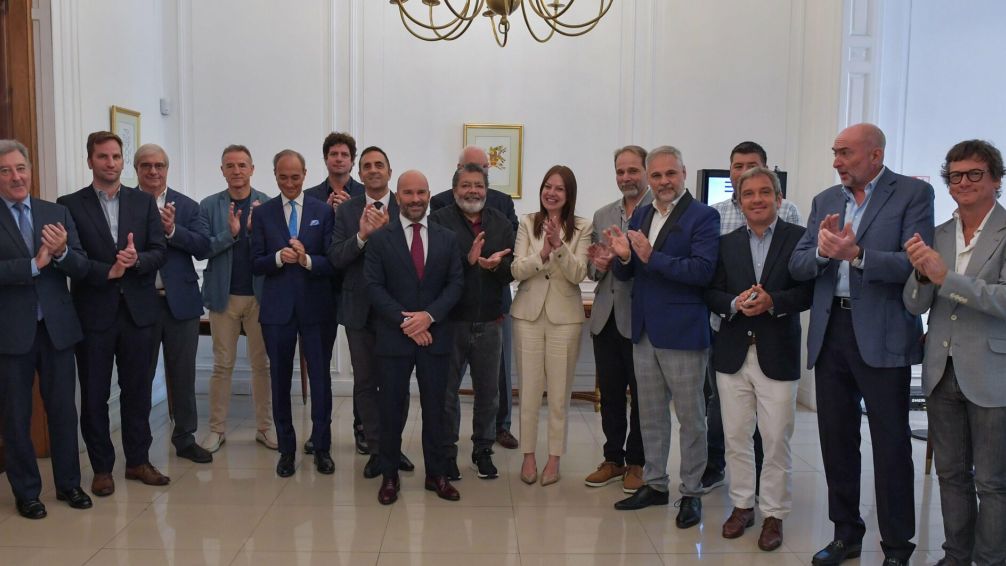En medio de tensiones laborales, el gobierno envía comitiva a celebrar logros del 2024 con empresarios