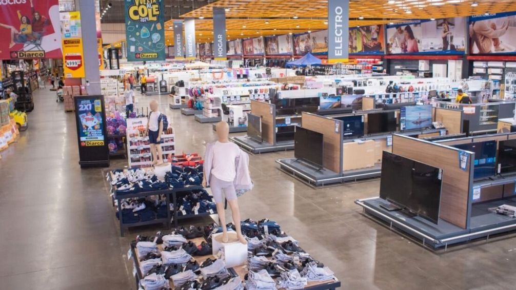 El consumo en supermercados y mayoristas sufrió fuertes caídas en octubre, según datos del INDEC