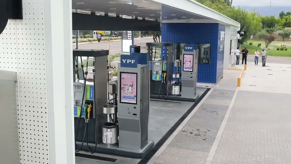 Playeros de combustible en alerta: 70 mil puestos en peligro por el autoservicio