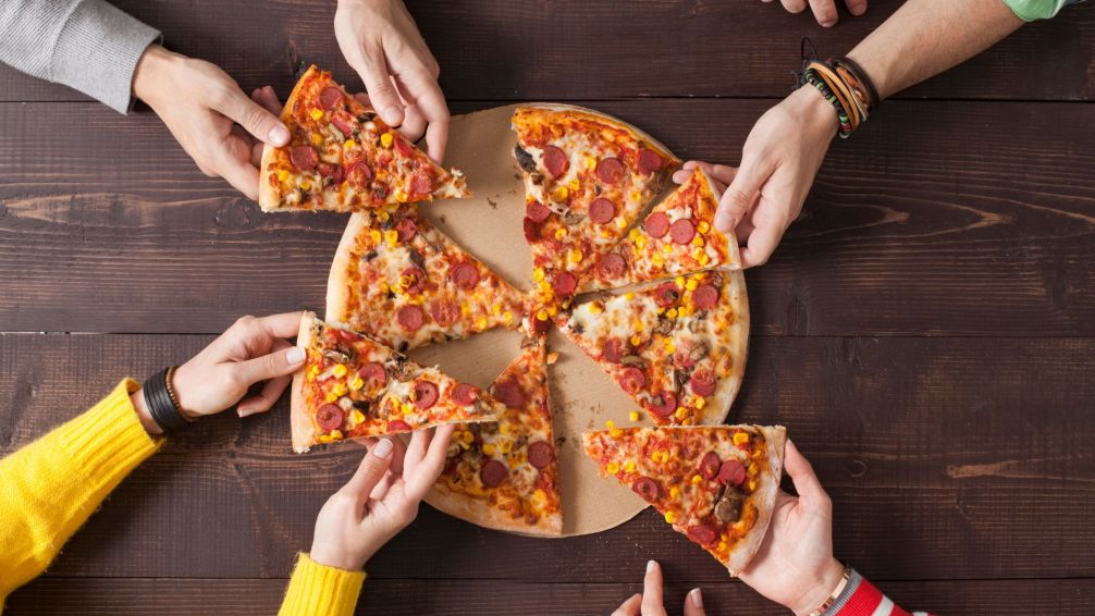 ¿Por qué la pizza siempre se corta en triángulos?