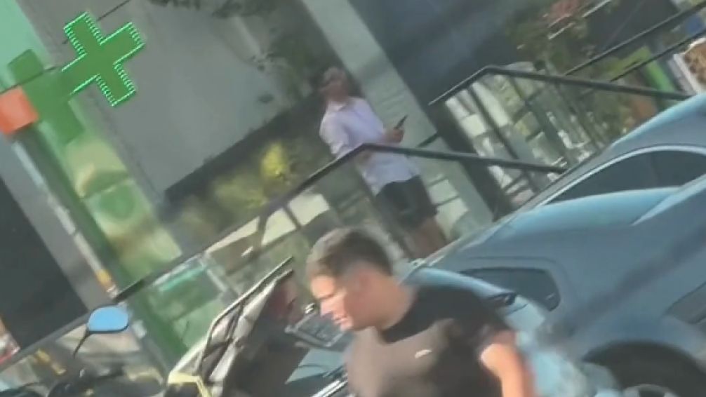 Grabó a un delincuente robando los autos con inhibidores en un estacionamiento de un shopping de Canning 