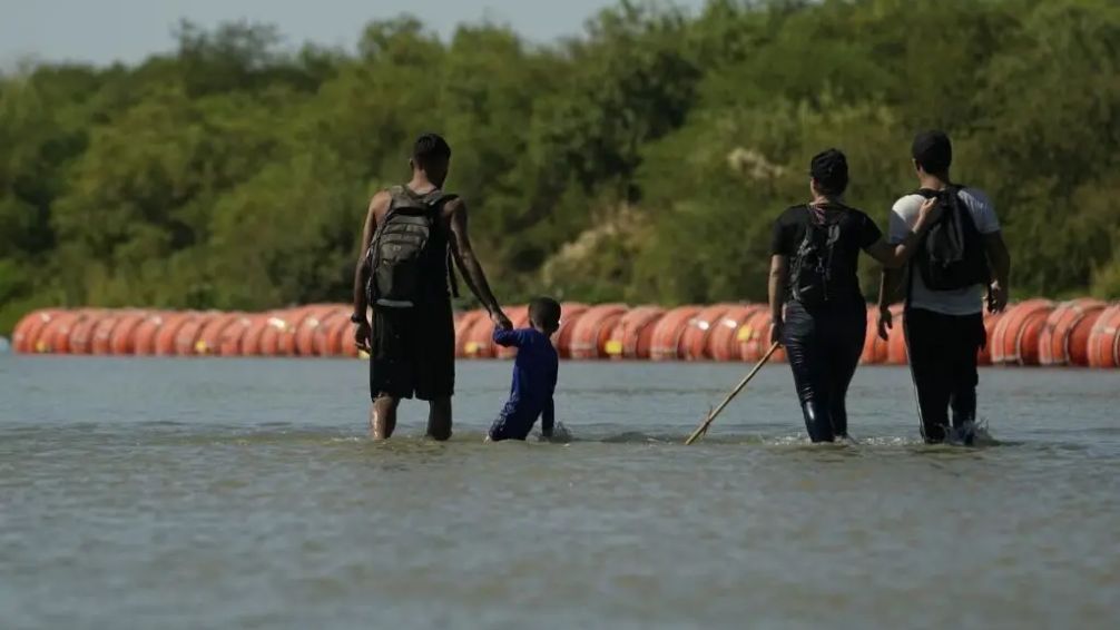 Autoridades mexicanas rescatan a seis migrantes en el Río Bravo
