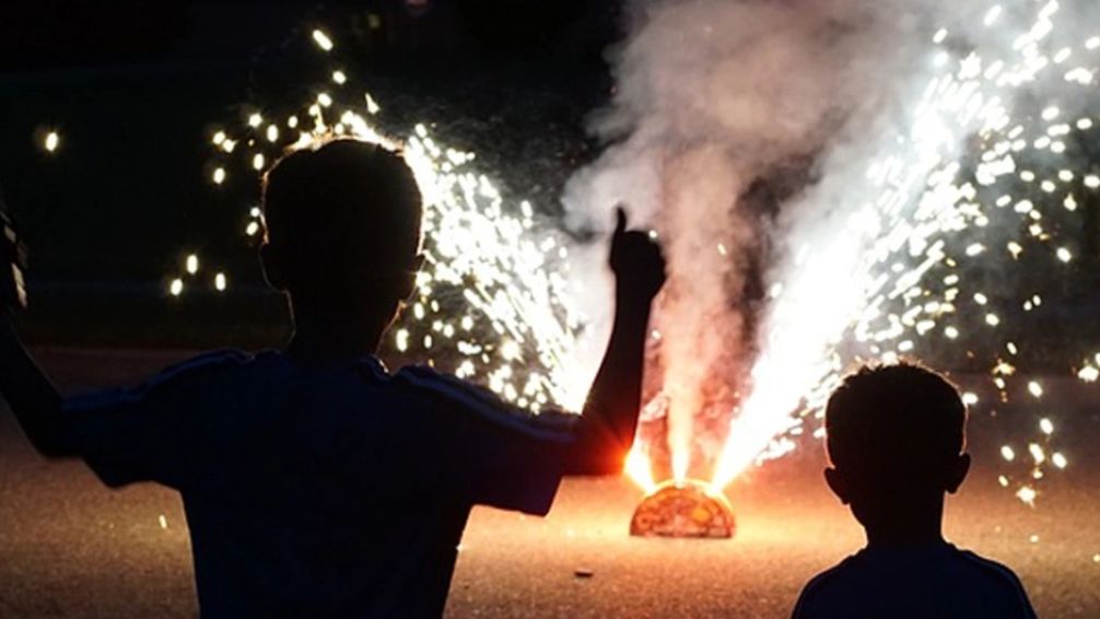 Los riesgos de la pirotecnia en las fiestas: consejos para prevenir accidentes y qué hacer en caso de quemaduras