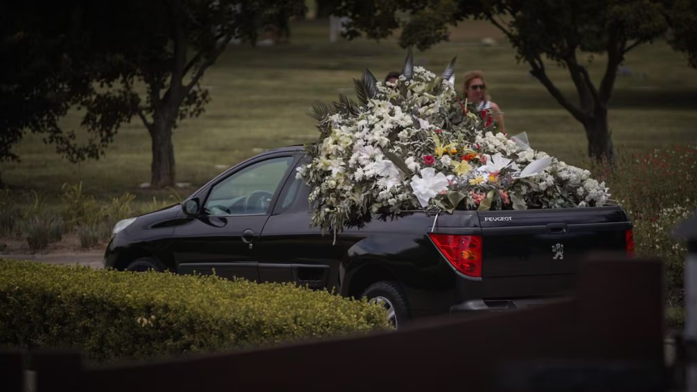 El último adiós: Jorge Lanata es despedido por familiares y amigos en un cementerio de Florencio Varela 