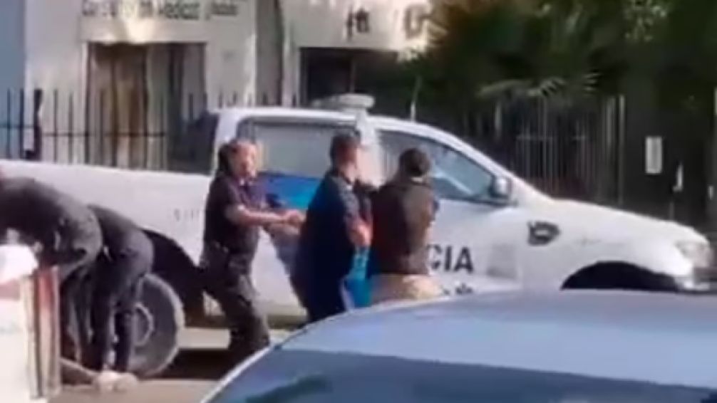 Fatalidad en Acceso Oeste: chocó, murió su madre y se peleó con policías