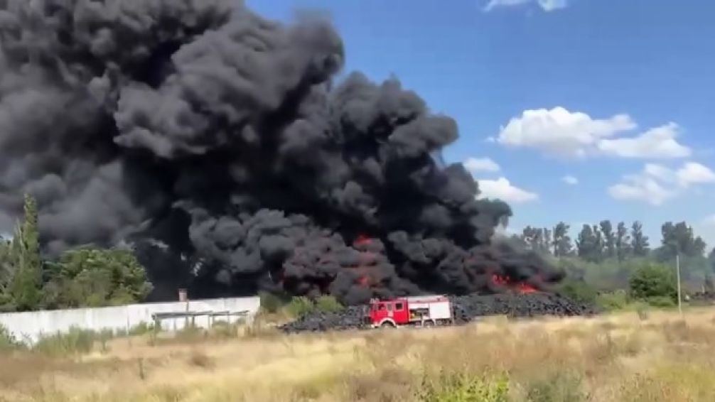 VIDEO: impactante incendio en un depósito de neumáticos en Moreno