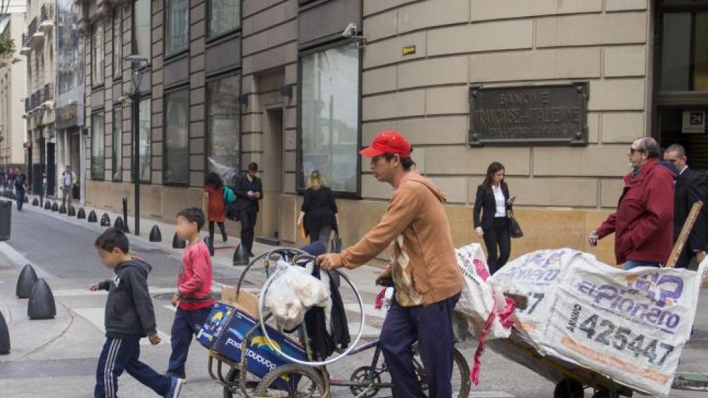 Los fondos para salarios cayeron desde $16,4 billones a $13,4 billones, en parte por el despido de decenas de miles de empleados públicos como por aumentos salariales que estuvieron por debajo de la i