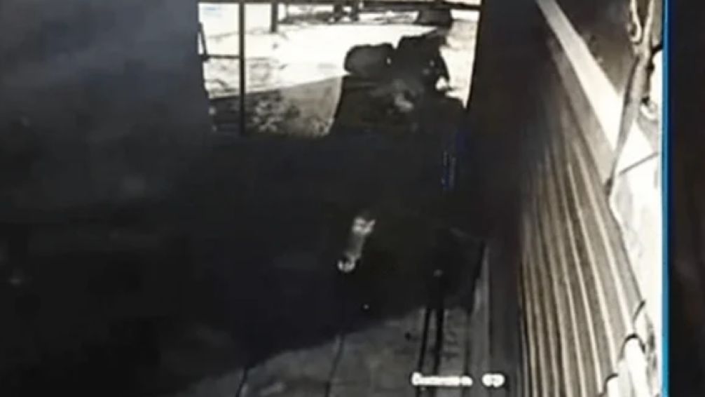 Fingieron un momento romántico para hacer un boquete y robar un restaurante