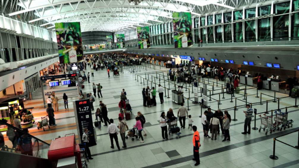 El Gobierno nacional extendió el impuesto al turismo hasta el 2027 para los pasajes al exterior