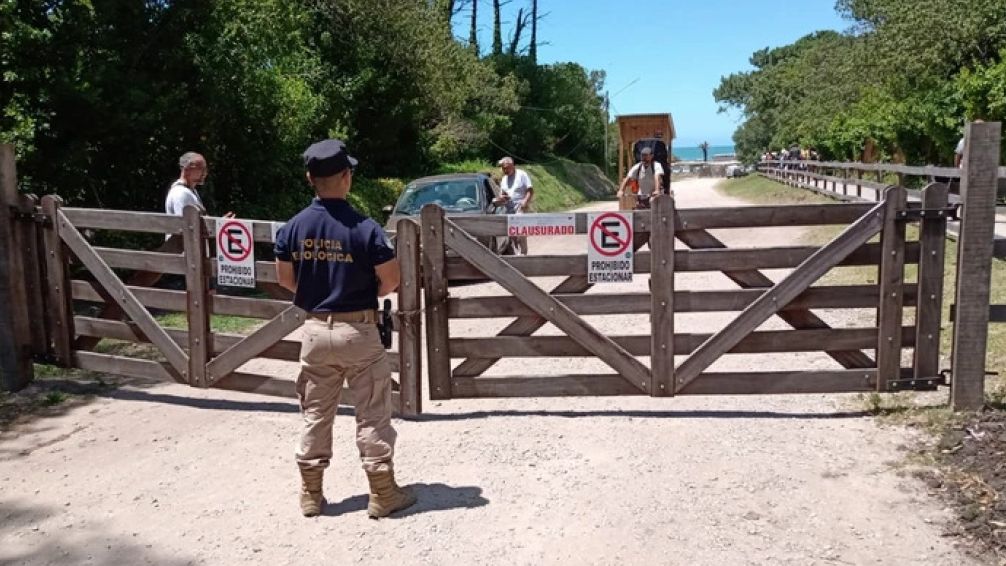 Escándalo en Mar del Plata: taparon la faja de clausura de un balneario para que siga funcionando 