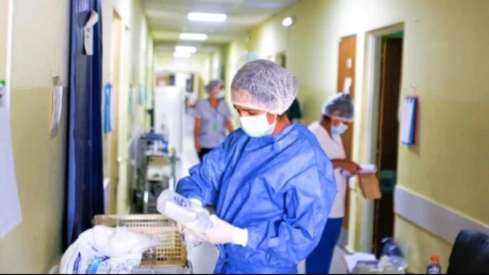 Apuntan contra el gobernador de Río Negro por despidos masivos en salud pública