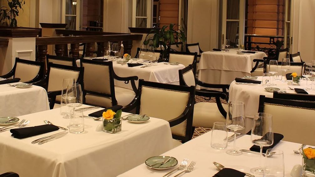En San Telmo, un restaurante de lujo para disfrutar de chivito asado y huevo con fondue