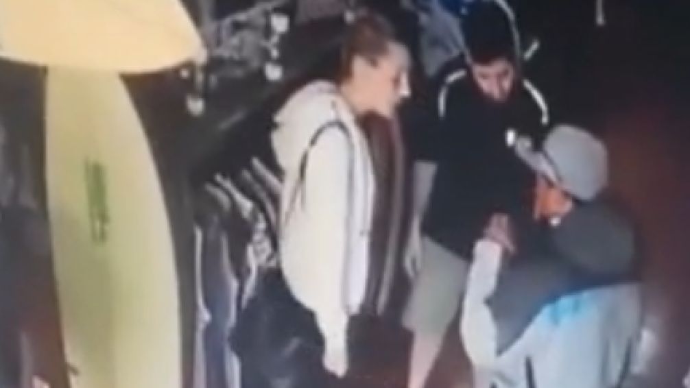 Delincuente quiso robarse unas zapatillas pero lo descubrieron y lo golpearon los empleados de un local en Mar del Plata