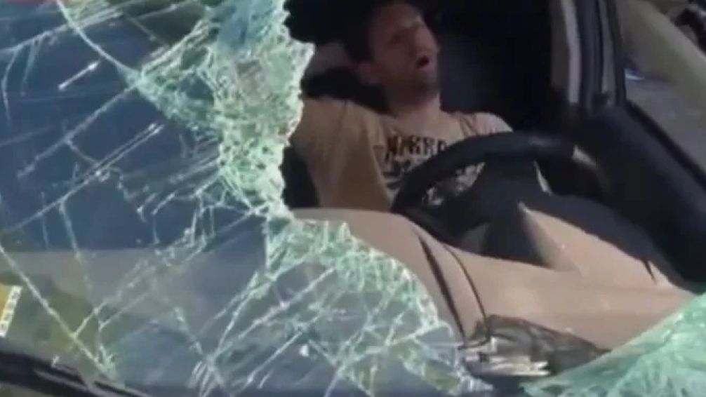 Mar del Plata: chocó dos autos, lo persiguieron, volcó y se quedó dormido más de dos horas