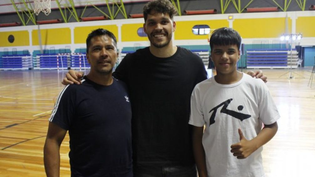 Nicolás Freire y una charla que inspira a la juventud en el Polideportivo