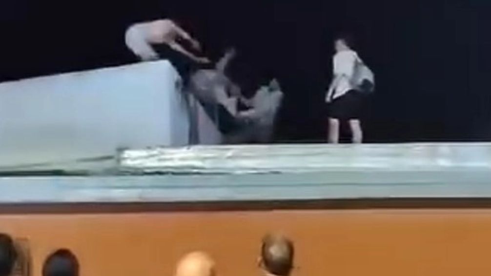 VIDEO: vecinos de Berisso atraparon a un ladrón y casi lo matan a golpes