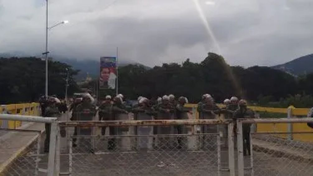 Venezuela cierra su frontera terrestre con Colombia y suspende vuelos por 'conspiración internacional'