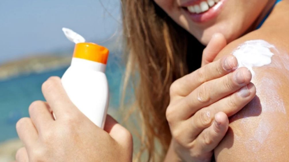 ¿Cuáles son los cuidados esenciales para proteger la piel durante el verano?