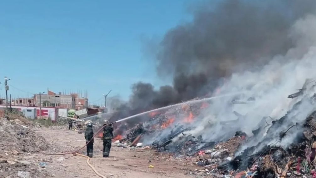 Tremendo incendio en el Eco Punto de Villa Fiorito en Lomas