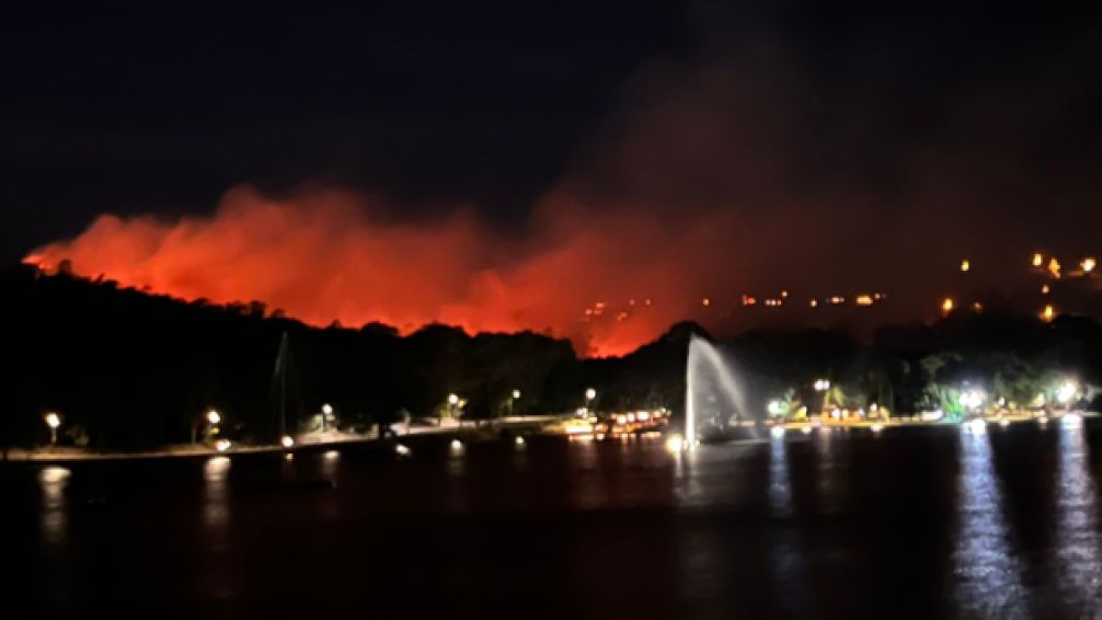 Incendio forestal en Tandil: avanza en el Cerro de la Cruz y genera alarma