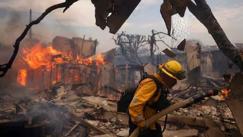 Incendios en Los Ángeles: por 5 dólares al día, más de mil reclusos se suman a combatir las llamas