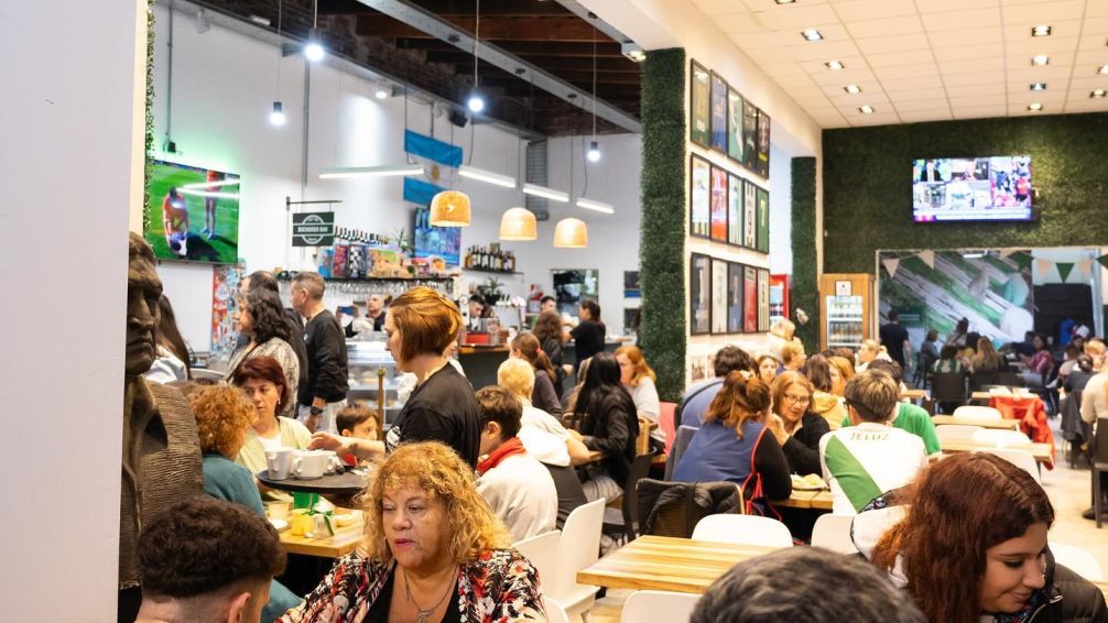El bar temático que enamora a los hinchas de Banfield con sus picadas y platos éxclusivos