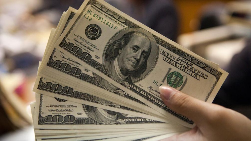 Los comercios y prestadores de servicios en Argentina tendrán la posibilidad de exhibir precios en dólares