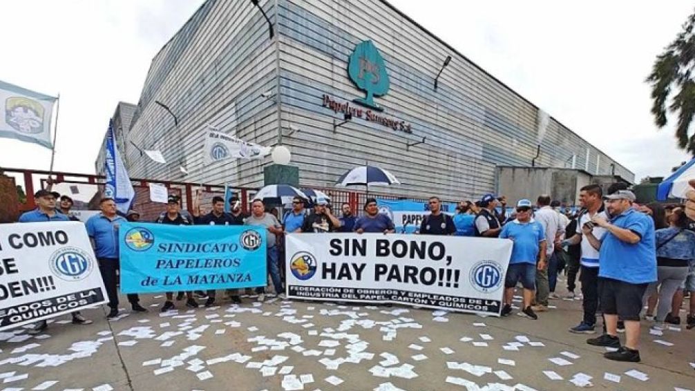 El gobierno dicta conciliación obligatoria para frenar el paro de papeleros en medio de un clima de tensión