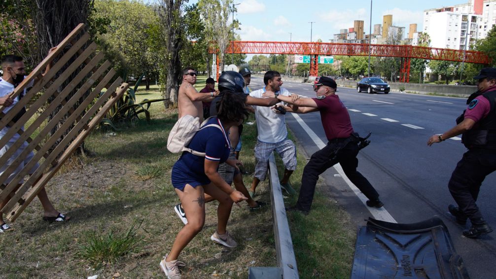 Villa Lugano: protestas y enfrentamientos de vecinos contra la policía por los cortes de luz
