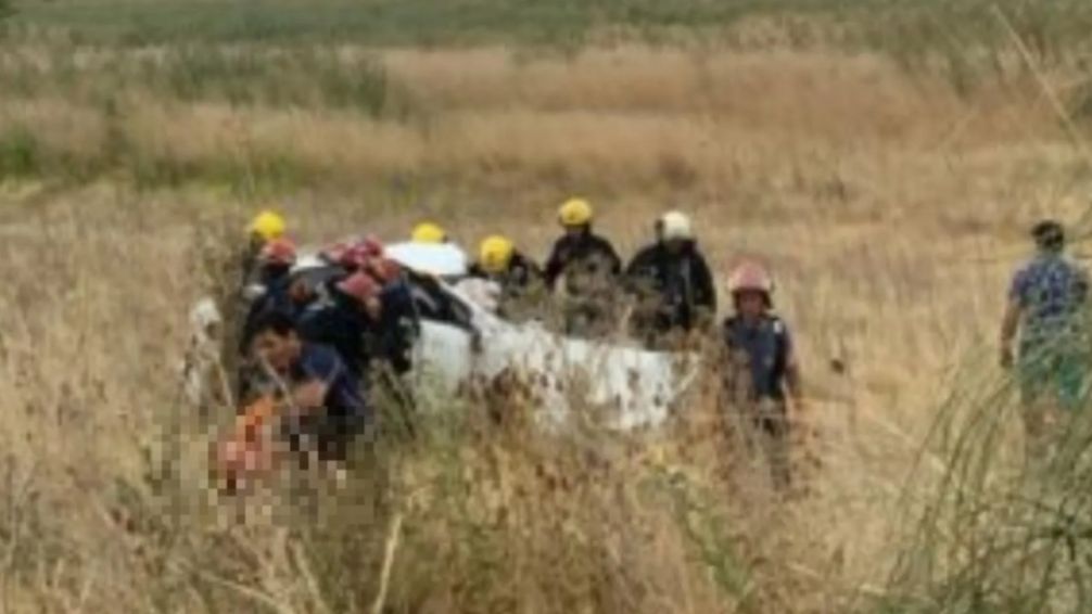 Femicidio y choque fatal: degolló a su esposa, huyó y se estrelló contra un camión