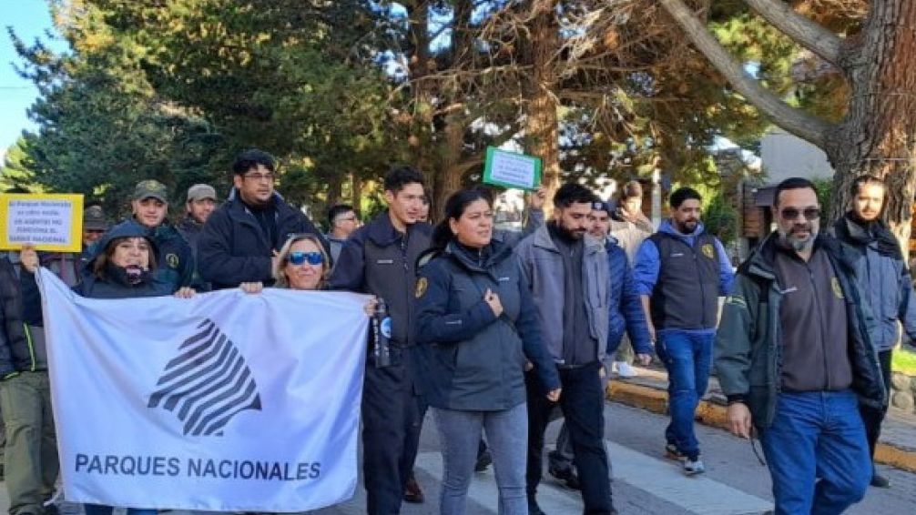 Trabajadores estatales abrazan al lago Nahuel Huapi en protesta por despidos masivos en Parques Nacionales
