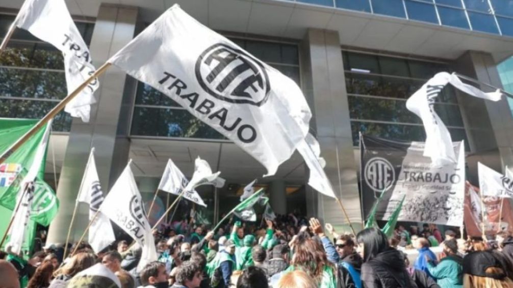 Sueldos de  empleados públicos: pérdida del 15% desde noviembre de 2023 y del 38% respecto a 2015