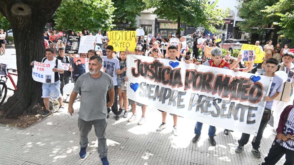Menor de 14 años asesino en la megatoma de Los Hornos: la familia de la víctima marchó para pedir justicia 